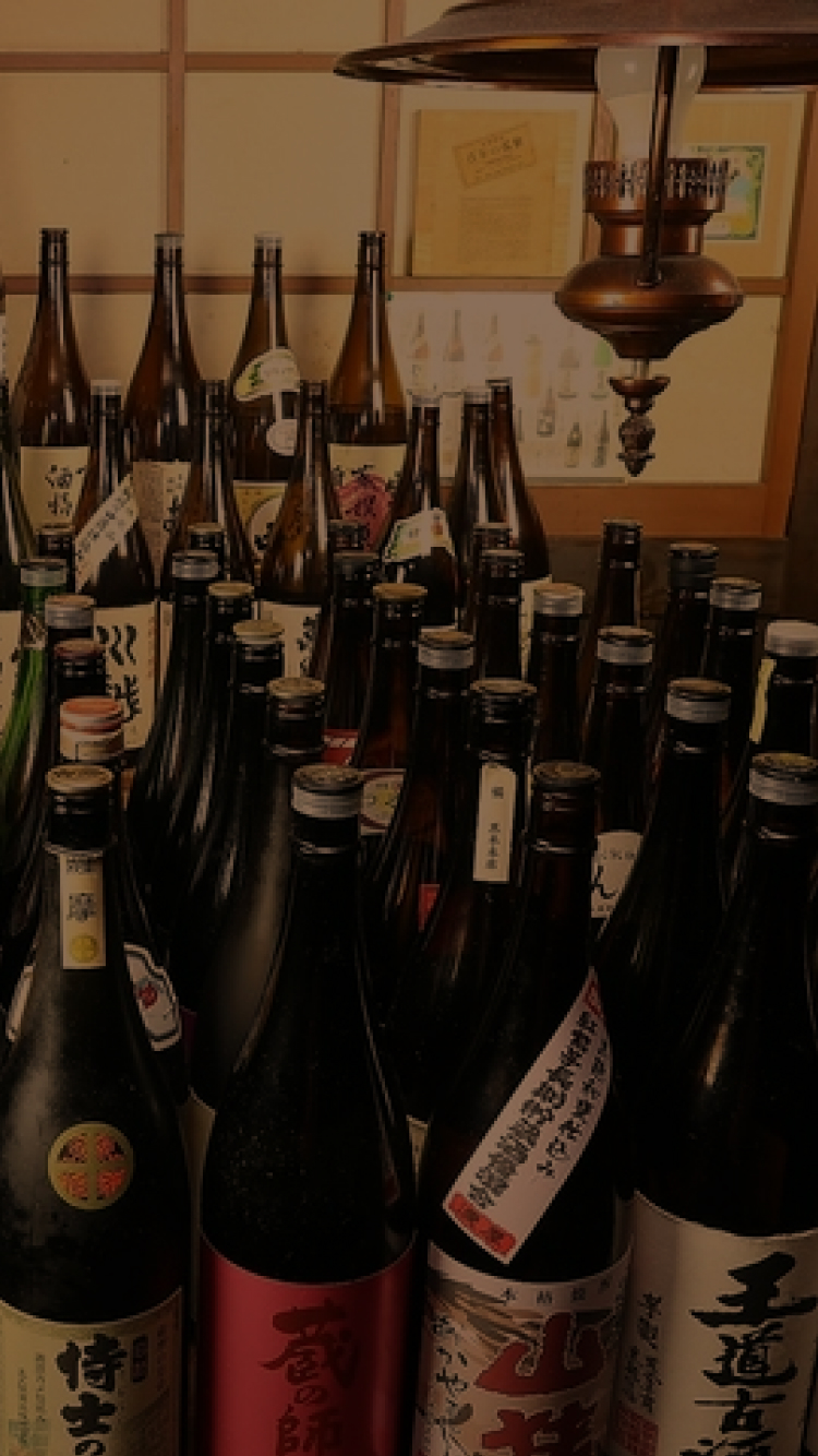 ずらりと並んだ様々な種類の焼酎ボトル PC