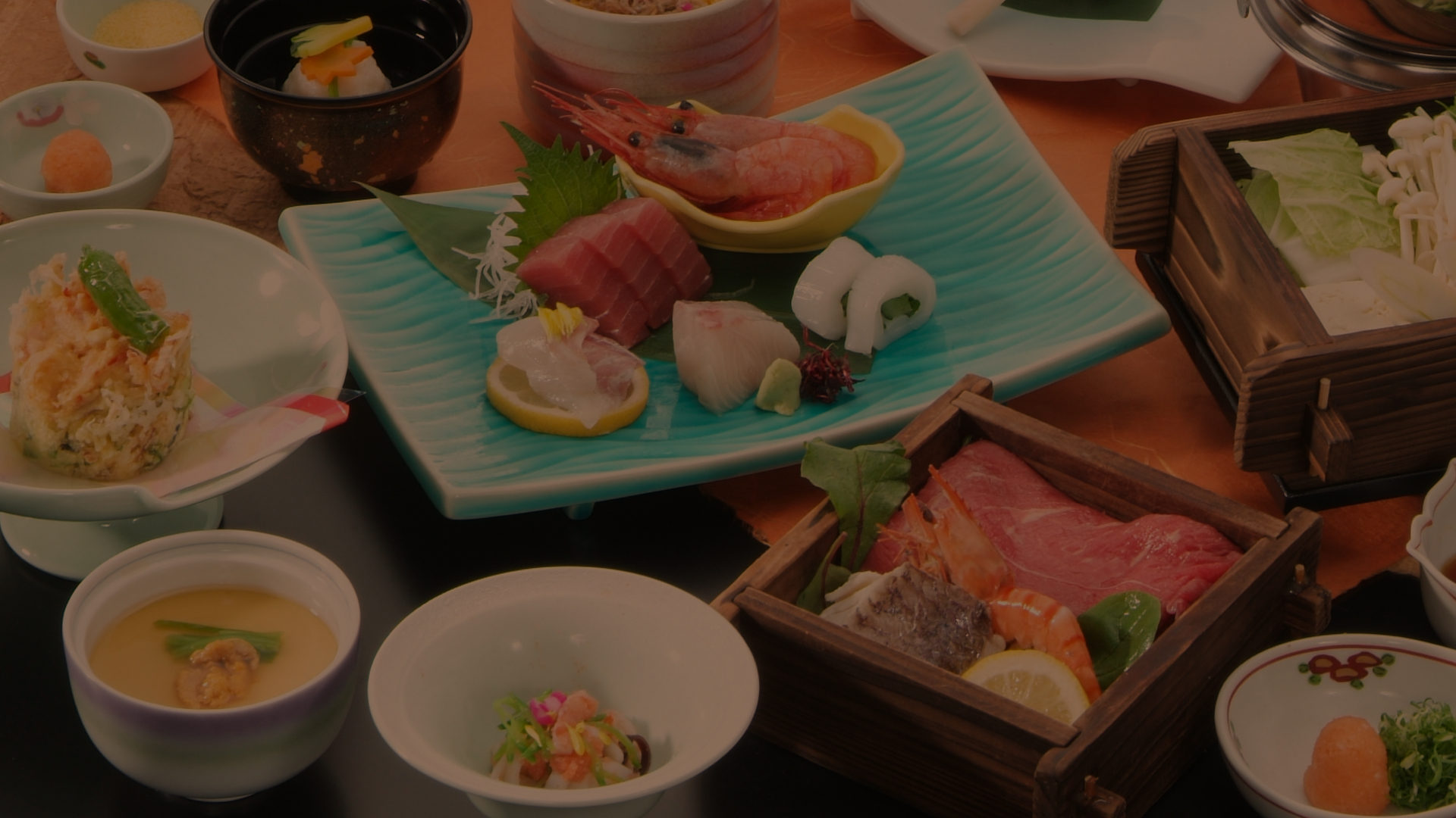 刺身の盛り合わせなど、彩り豊かな和食の数々 PC