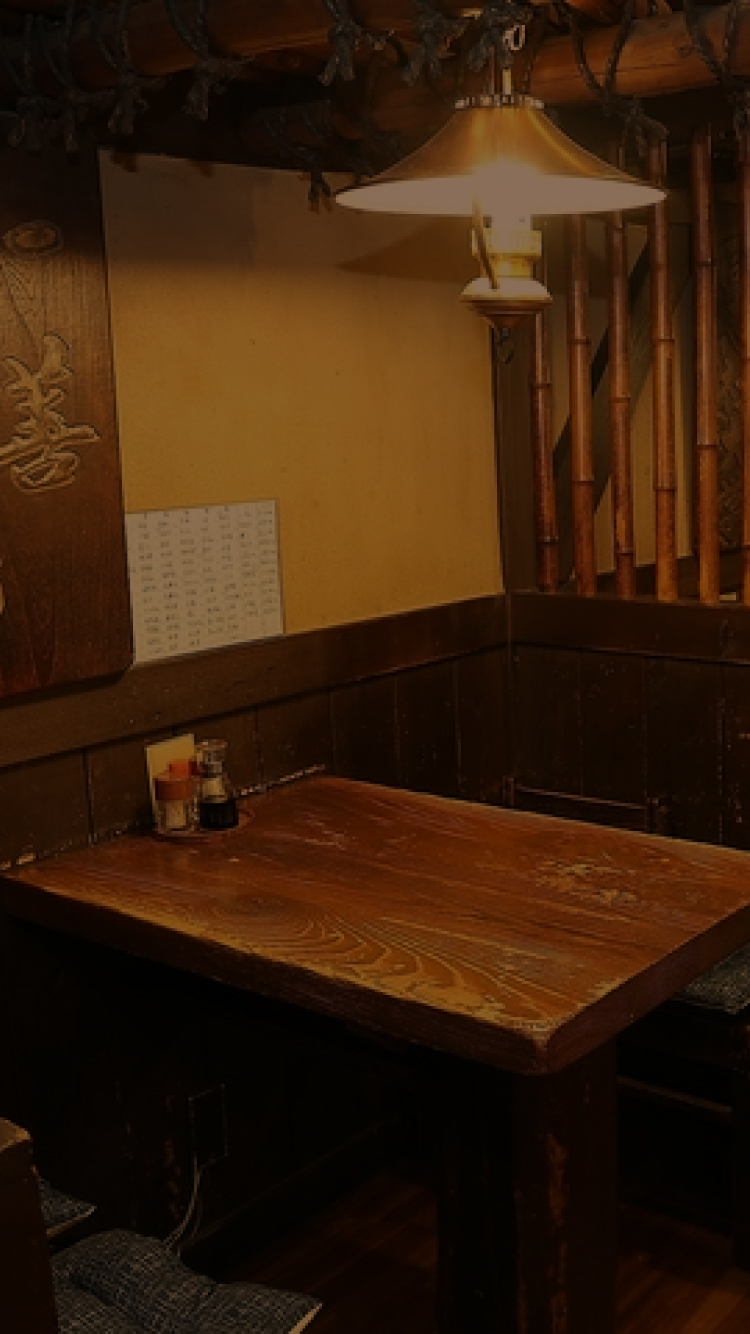 木製のテーブルと椅子が配置された、和レトロな雰囲気の店内 SP