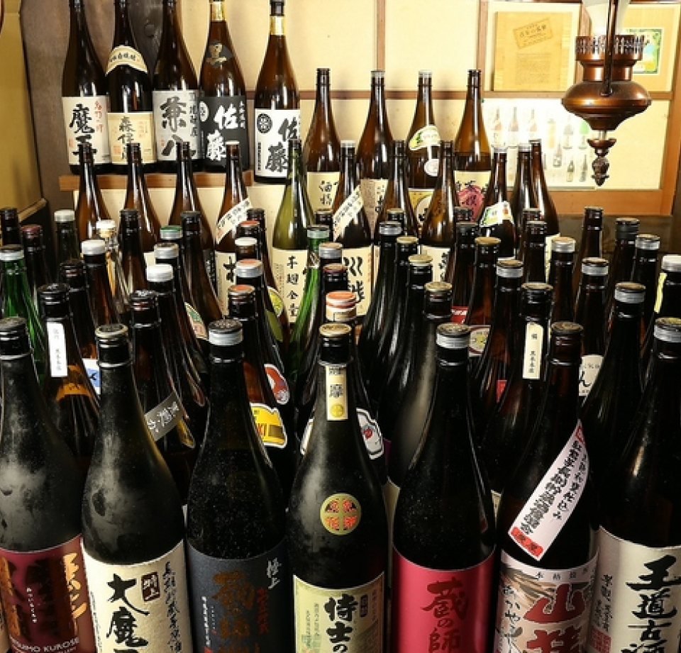 ずらりと並べられた種類豊富な焼酎のボトル