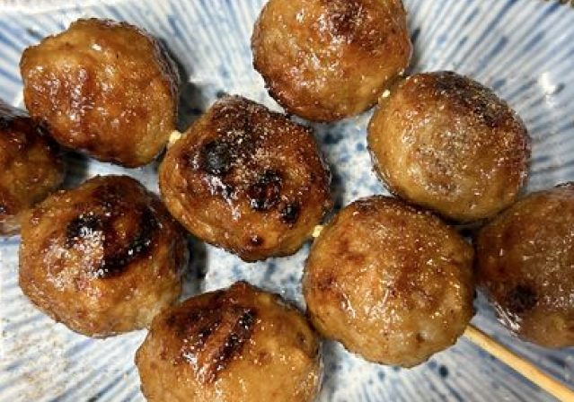 タレが絡んだ香ばしいつくね串