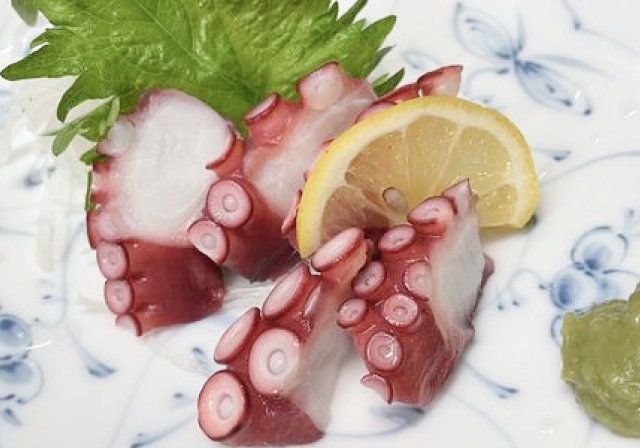 レモンが添えられた新鮮なタコの刺身