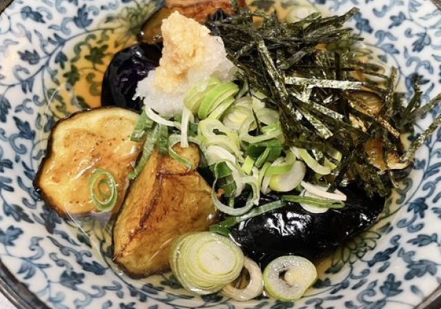 ネギや大根おろしがたっぷりのったナスの揚げ浸し