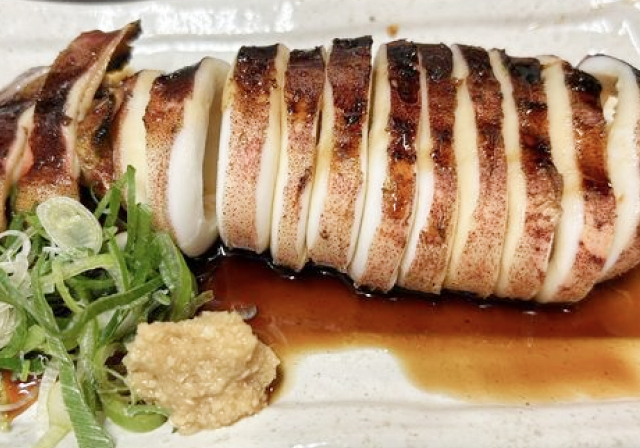 香ばしく焼かれたイカの姿焼き