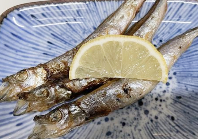 こんがりと焼かれたししゃもとレモン